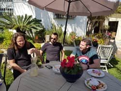 הפסקה בחצר בין חדרי הכנסים