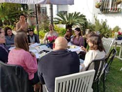 פעילות חוץ בחצר בין חדרי הכנסים