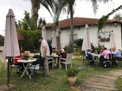 פעילות חוץ בחצר בין חדרי הכנסים