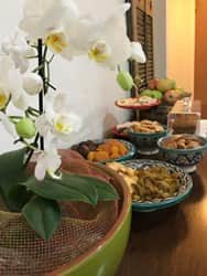 חדר ישיבות קטן - שולחן כיבוד