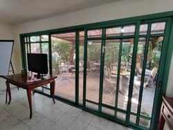 חדר ישיבות קטן - מבט אל המרפסת